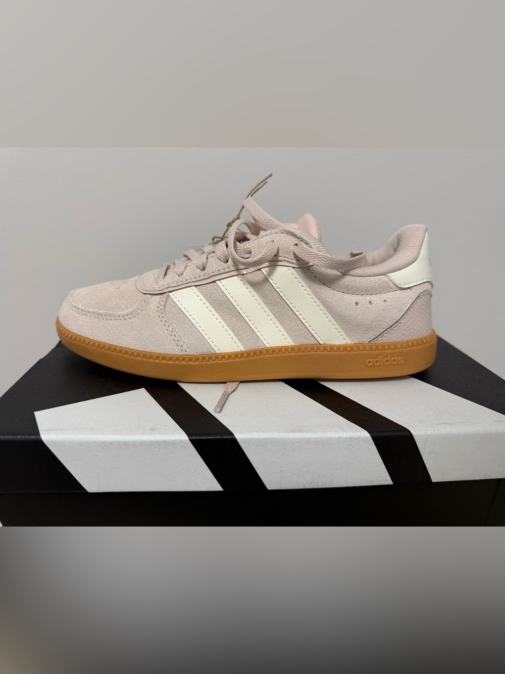 adidas   Women size 5   Palę Pink Suede Sneakers with Gum Sole